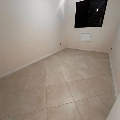 Cobertura com 170m², 3 quartos (sendo 1 suíte), 2 garagens, no bairro Carvoeira em Florianópolis