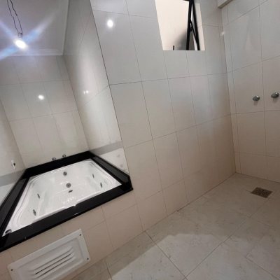 Cobertura com 170m², 3 quartos (sendo 1 suíte), 2 garagens, no bairro Carvoeira em Florianópolis