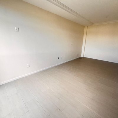 Cobertura com 170m², 3 quartos (sendo 1 suíte), 2 garagens, no bairro Carvoeira em Florianópolis