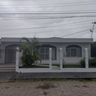Casa Residencial com 140m², 3 quartos, 1 suíte, 3 garagens, no bairro Trindade em Florianópolis