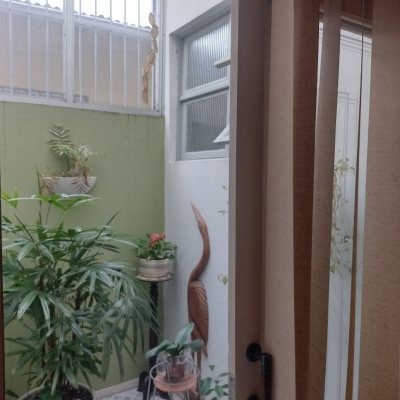 Casa Residencial com 140m², 3 quartos, 1 suíte, 3 garagens, no bairro Trindade em Florianópolis