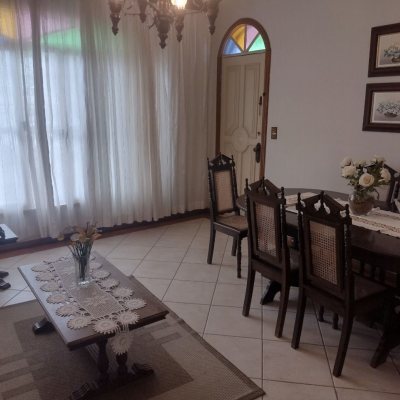 Casa Residencial com 140m², 3 quartos, 1 suíte, 3 garagens, no bairro Trindade em Florianópolis