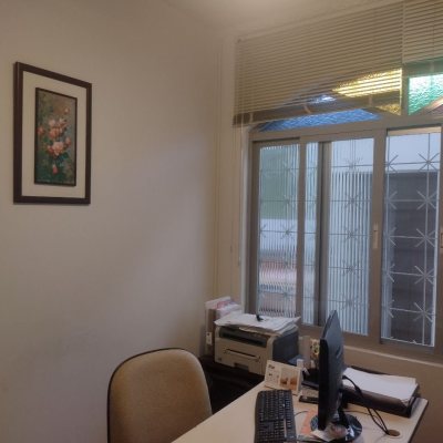 Casa Residencial com 140m², 3 quartos, 1 suíte, 3 garagens, no bairro Trindade em Florianópolis