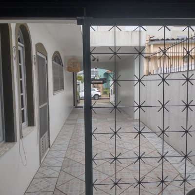 Casa Residencial com 140m², 3 quartos, 1 suíte, 3 garagens, no bairro Trindade em Florianópolis