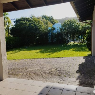 Casa em Condomínio com 735m², 4 quartos, 1 suíte, 5 garagens, no bairro Ponta Das Canas em Florianópolis