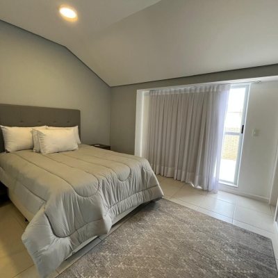 Cobertura com 209m², 4 quartos, 4 suítes, 3 garagens, no bairro Canasvieiras em Florianópolis