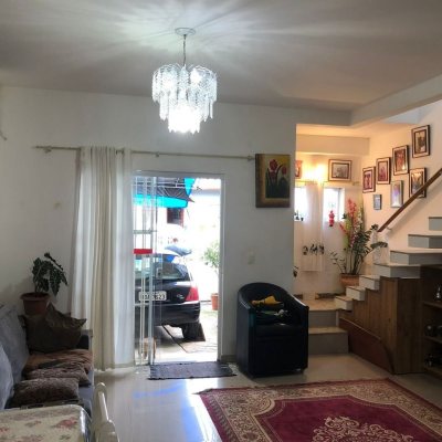 Casa Residencial com 99m², 2 quartos, 1 suíte, no bairro São João Do Rio Vermelho em Florianópolis