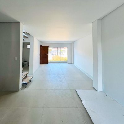 Casa Residencial com 132m², 3 quartos, 3 suítes, 2 garagens, no bairro Campeche em Florianópolis