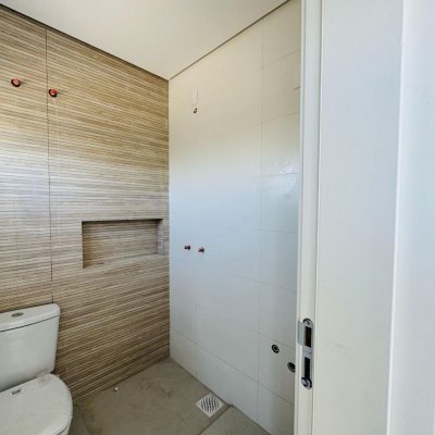 Casa Residencial com 132m², 3 quartos, 3 suítes, 2 garagens, no bairro Campeche em Florianópolis