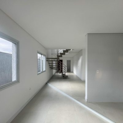 Casa Residencial com 170m², 3 quartos, 1 suíte, 2 garagens, no bairro Campeche em Florianópolis