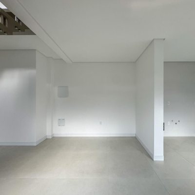 Casa Residencial com 170m², 3 quartos, 1 suíte, 2 garagens, no bairro Campeche em Florianópolis