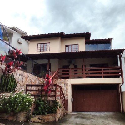 Casa Residencial com 250m², 3 quartos, 1 suíte, 4 garagens, no bairro Centro em São José