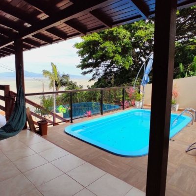 Casa Residencial com 250m², 3 quartos, 1 suíte, 4 garagens, no bairro Centro em São José