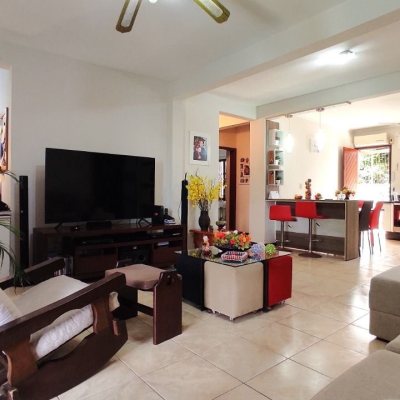 Casa Residencial com 250m², 3 quartos, 1 suíte, 4 garagens, no bairro Centro em São José