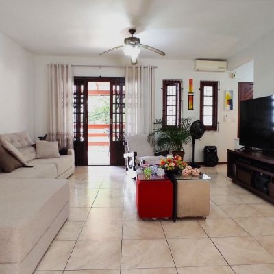 Casa Residencial com 250m², 3 quartos, 1 suíte, 4 garagens, no bairro Centro em São José