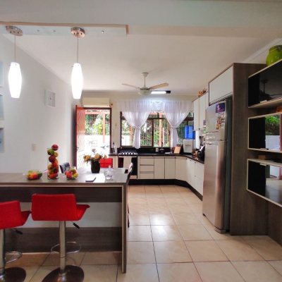 Casa Residencial com 250m², 3 quartos, 1 suíte, 4 garagens, no bairro Centro em São José