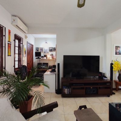 Casa Residencial com 250m², 3 quartos, 1 suíte, 4 garagens, no bairro Centro em São José