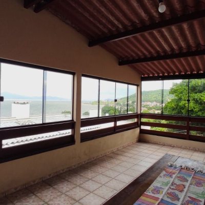 Casa Residencial com 250m², 3 quartos, 1 suíte, 4 garagens, no bairro Centro em São José