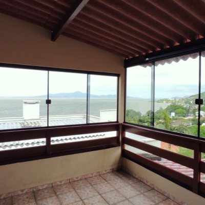 Casa Residencial com 250m², 3 quartos, 1 suíte, 4 garagens, no bairro Centro em São José