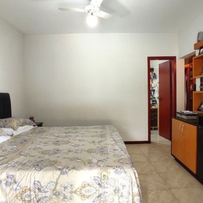 Casa Residencial com 250m², 3 quartos, 1 suíte, 4 garagens, no bairro Centro em São José