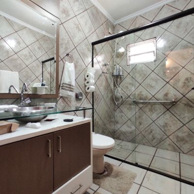 Casa Residencial com 250m², 3 quartos, 1 suíte, 4 garagens, no bairro Centro em São José