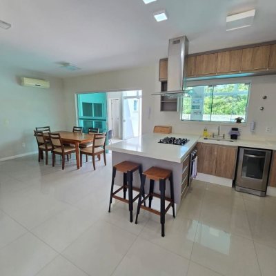 Casa em Condomínio com 224m², 4 quartos, 3 suítes, 2 garagens, no bairro Ponta Das Canas em Florianópolis
