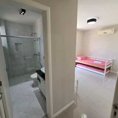 Casa em Condomínio com 224m², 4 quartos, 3 suítes, 2 garagens, no bairro Ponta Das Canas em Florianópolis