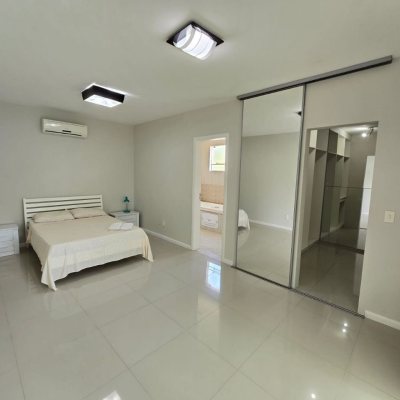 Casa em Condomínio com 224m², 4 quartos, 3 suítes, 2 garagens, no bairro Ponta Das Canas em Florianópolis