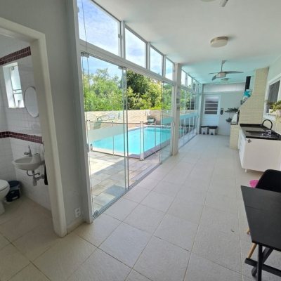 Casa em Condomínio com 224m², 4 quartos, 3 suítes, 2 garagens, no bairro Ponta Das Canas em Florianópolis