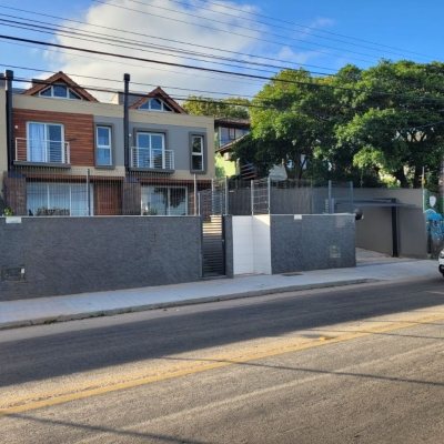 Casa Residencial com 157m², 3 quartos, 1 suíte, 2 garagens, no bairro Rio Tavares em Florianópolis