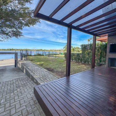 Casa Residencial com 157m², 3 quartos, 1 suíte, 2 garagens, no bairro Rio Tavares em Florianópolis