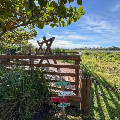 Casa Residencial com 157m², 3 quartos, 1 suíte, 2 garagens, no bairro Rio Tavares em Florianópolis