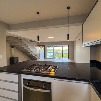 Casa Residencial com 157m², 3 quartos, 1 suíte, 2 garagens, no bairro Rio Tavares em Florianópolis