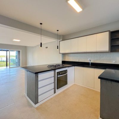 Casa Residencial com 157m², 3 quartos, 1 suíte, 2 garagens, no bairro Rio Tavares em Florianópolis