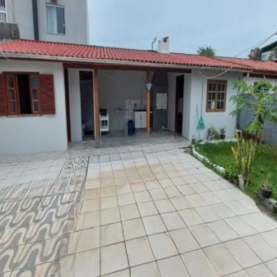 Casa Residencial com 144m², 4 quartos, 1 suíte, 2 garagens, no bairro Ingleses do Rio Vermelho em Florianópolis