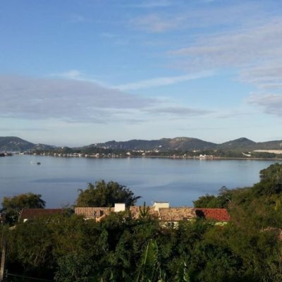 Casa Residencial com 270m², 2 quartos, 1 suíte, 2 garagens, no bairro Lagoa Da Conceição em Florianópolis