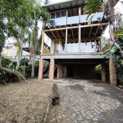 Casa Residencial com 270m², 2 quartos, 1 suíte, 2 garagens, no bairro Lagoa Da Conceição em Florianópolis