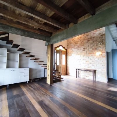 Casa Residencial com 270m², 2 quartos, 1 suíte, 2 garagens, no bairro Lagoa Da Conceição em Florianópolis