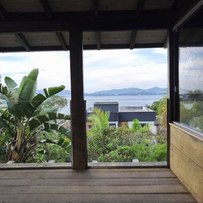 Casa Residencial com 270m², 2 quartos, 1 suíte, 2 garagens, no bairro Lagoa Da Conceição em Florianópolis