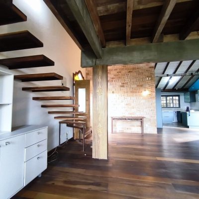 Casa Residencial com 270m², 2 quartos, 1 suíte, 2 garagens, no bairro Lagoa Da Conceição em Florianópolis