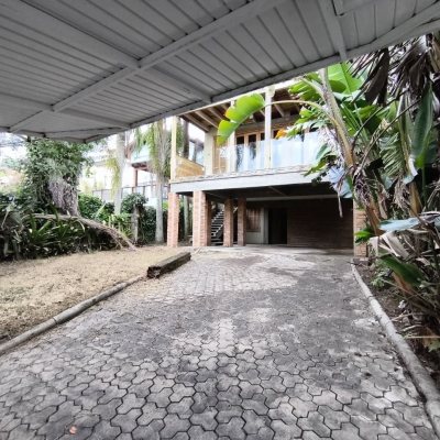 Casa Residencial com 270m², 2 quartos, 1 suíte, 2 garagens, no bairro Lagoa Da Conceição em Florianópolis