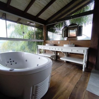 Casa Residencial com 270m², 2 quartos, 1 suíte, 2 garagens, no bairro Lagoa Da Conceição em Florianópolis