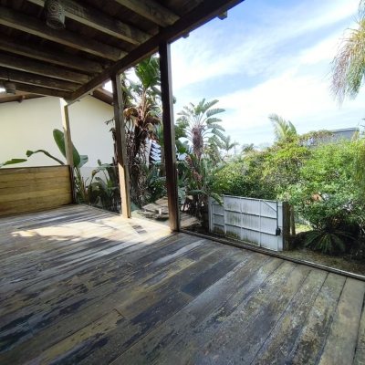 Casa Residencial com 270m², 2 quartos, 1 suíte, 2 garagens, no bairro Lagoa Da Conceição em Florianópolis