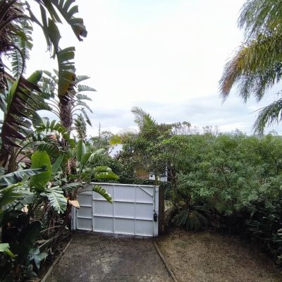 Casa Residencial com 270m², 2 quartos, 1 suíte, 2 garagens, no bairro Lagoa Da Conceição em Florianópolis