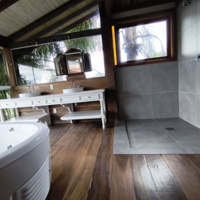 Casa Residencial com 270m², 2 quartos, 1 suíte, 2 garagens, no bairro Lagoa Da Conceição em Florianópolis