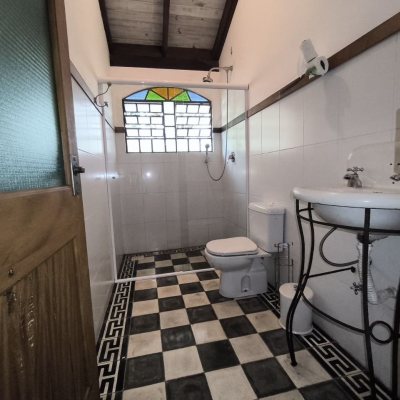 Casa Residencial com 270m², 2 quartos, 1 suíte, 2 garagens, no bairro Lagoa Da Conceição em Florianópolis