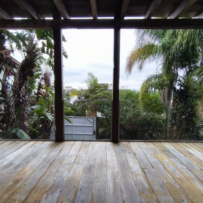 Casa Residencial com 270m², 2 quartos, 1 suíte, 2 garagens, no bairro Lagoa Da Conceição em Florianópolis