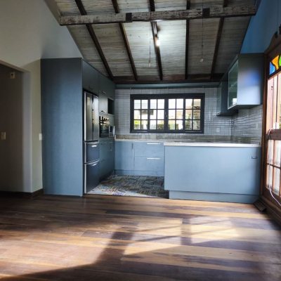 Casa Residencial com 270m², 2 quartos, 1 suíte, 2 garagens, no bairro Lagoa Da Conceição em Florianópolis