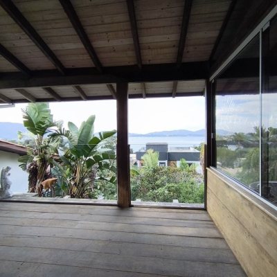 Casa Residencial com 270m², 2 quartos, 1 suíte, 2 garagens, no bairro Lagoa Da Conceição em Florianópolis