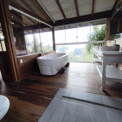 Casa Residencial com 270m², 2 quartos, 1 suíte, 2 garagens, no bairro Lagoa Da Conceição em Florianópolis